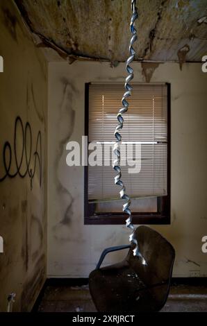 In den zerrissenen, verwitterten Böden und Wänden der stillgelegten Marinebasis Mare Island in Vallejo, Kalifornien, finden sich historische Echos Stockfoto