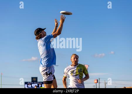 St. Paul, Minnesota, USA. August 2024. Minnesota Windchill Spieler QUINN SNIDER springt, um einen Punkt zu erzielen. Das UFA 2024 Division Championship Game fand im Seafoam Stadium in St. Paul, Minnesota, statt. In diesem Matchup am 10. August besiegten die Minnesota Windchill die Madison Radicals mit 23:14. (Kreditbild: © Michael Turner/ZUMA Press Wire) NUR REDAKTIONELLE VERWENDUNG! Nicht für kommerzielle ZWECKE! Stockfoto