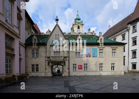 Bratislava, Slowakei - 25. Mai 2024: Pawera-Haus oder Pawerov-Dom des Alten Rathauses von Bratislava Stara Radnica mit Museum Stockfoto