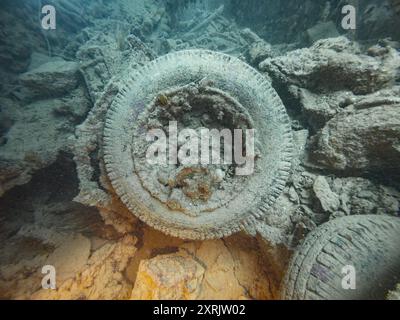 Fahrzeugreifen und Trümmer auf dem Wrack der SS Thistlegorm aus der Zeit des 2. Weltkriegs im Roten Meer in Ägypten Stockfoto