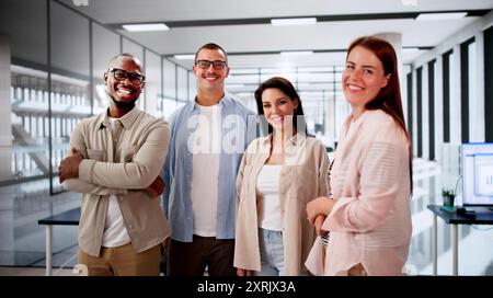 Verschiedene Mitarbeitergruppen. Zufriedene Führungskräfte Stockfoto