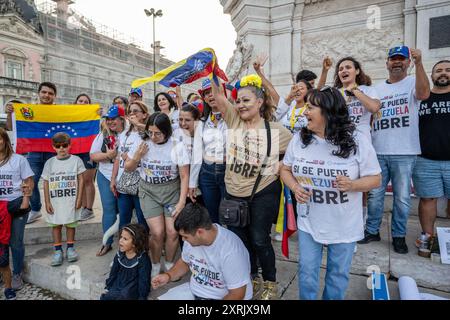 Lissabon, Portugal. August 2024. Demonstranten nehmen an einer Kundgebung auf dem Platz Restauradores Teil. Die Venezolaner in Lissabon beschlossen, ihre Stimme zu erheben, um zu protestieren und die willkürlichen und repressiven Maßnahmen abzulehnen, die die Regierung gegenüber den Demonstranten angesichts der Kontroverse um die letzten Präsidentschaftswahlen angewandt hat, bei denen der derzeitige Präsident Nicolas Maduro Moros die Wahl gewann. Quelle: SOPA Images Limited/Alamy Live News Stockfoto