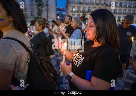 Lissabon, Portugal. August 2024. Ein Demonstrant, der während einer Kundgebung auf dem Restauradores-Platz eine Kerze in der Hand hielt. Die Venezolaner in Lissabon beschlossen, ihre Stimme zu erheben, um zu protestieren und die willkürlichen und repressiven Maßnahmen abzulehnen, die die Regierung gegenüber den Demonstranten angesichts der Kontroverse um die letzten Präsidentschaftswahlen angewandt hat, bei denen der derzeitige Präsident Nicolas Maduro Moros die Wahl gewann. Quelle: SOPA Images Limited/Alamy Live News Stockfoto