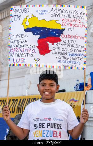 Lissabon, Portugal. August 2024. Ein Demonstrant hält während einer Kundgebung auf dem Platz Restauradores ein Plakat. Die Venezolaner in Lissabon beschlossen, ihre Stimme zu erheben, um zu protestieren und die willkürlichen und repressiven Maßnahmen abzulehnen, die die Regierung gegenüber den Demonstranten angesichts der Kontroverse um die letzten Präsidentschaftswahlen angewandt hat, bei denen der derzeitige Präsident Nicolas Maduro Moros die Wahl gewann. Quelle: SOPA Images Limited/Alamy Live News Stockfoto