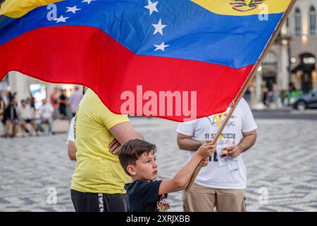 Lissabon, Portugal. August 2024. Ein Junge sah, wie er eine venezolanische Flagge während einer Kundgebung auf dem Platz Restauradores schwenkte. Die Venezolaner in Lissabon beschlossen, ihre Stimme zu erheben, um zu protestieren und die willkürlichen und repressiven Maßnahmen abzulehnen, die die Regierung gegenüber den Demonstranten angesichts der Kontroverse um die letzten Präsidentschaftswahlen angewandt hat, bei denen der derzeitige Präsident Nicolas Maduro Moros die Wahl gewann. Quelle: SOPA Images Limited/Alamy Live News Stockfoto