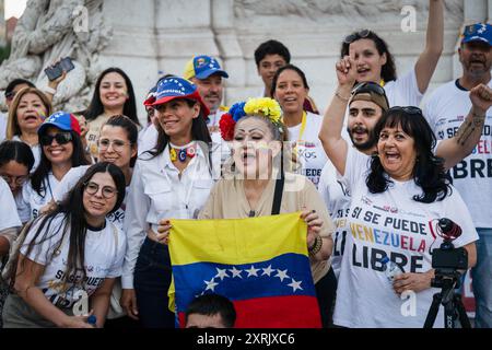 Lissabon, Portugal. August 2024. Demonstranten machen Gesten und rufen politische Parolen während einer Kundgebung auf dem Platz Restauradores. Die Venezolaner in Lissabon beschlossen, ihre Stimme zu erheben, um zu protestieren und die willkürlichen und repressiven Maßnahmen abzulehnen, die die Regierung gegenüber den Demonstranten angesichts der Kontroverse um die letzten Präsidentschaftswahlen angewandt hat, bei denen der derzeitige Präsident Nicolas Maduro Moros die Wahl gewann. Quelle: SOPA Images Limited/Alamy Live News Stockfoto