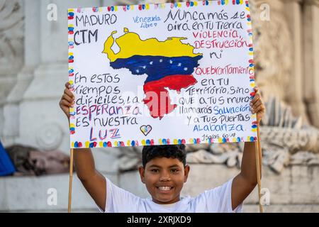 Lissabon, Portugal. August 2024. Ein Demonstrant hält während einer Kundgebung auf dem Platz Restauradores ein Plakat. Die Venezolaner in Lissabon beschlossen, ihre Stimme zu erheben, um zu protestieren und die willkürlichen und repressiven Maßnahmen abzulehnen, die die Regierung gegenüber den Demonstranten angesichts der Kontroverse um die letzten Präsidentschaftswahlen angewandt hat, bei denen der derzeitige Präsident Nicolas Maduro Moros die Wahl gewann. Quelle: SOPA Images Limited/Alamy Live News Stockfoto