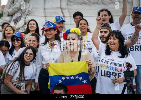 Lissabon, Portugal. August 2024. Demonstranten machen Gesten und rufen politische Parolen während einer Kundgebung auf dem Platz Restauradores. Die Venezolaner in Lissabon beschlossen, ihre Stimme zu erheben, um zu protestieren und die willkürlichen und repressiven Maßnahmen abzulehnen, die die Regierung gegenüber den Demonstranten angesichts der Kontroverse um die letzten Präsidentschaftswahlen angewandt hat, bei denen der derzeitige Präsident Nicolas Maduro Moros die Wahl gewann. (Foto: Jorge Castellanos/SOPA Images/SIPA USA) Credit: SIPA USA/Alamy Live News Stockfoto