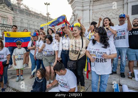 Lissabon, Portugal. August 2024. Demonstranten nehmen an einer Kundgebung auf dem Platz Restauradores Teil. Die Venezolaner in Lissabon beschlossen, ihre Stimme zu erheben, um zu protestieren und die willkürlichen und repressiven Maßnahmen abzulehnen, die die Regierung gegenüber den Demonstranten angesichts der Kontroverse um die letzten Präsidentschaftswahlen angewandt hat, bei denen der derzeitige Präsident Nicolas Maduro Moros die Wahl gewann. (Foto: Jorge Castellanos/SOPA Images/SIPA USA) Credit: SIPA USA/Alamy Live News Stockfoto