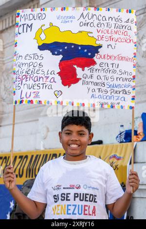 Lissabon, Portugal. August 2024. Ein Demonstrant hält während einer Kundgebung auf dem Platz Restauradores ein Plakat. Die Venezolaner in Lissabon beschlossen, ihre Stimme zu erheben, um zu protestieren und die willkürlichen und repressiven Maßnahmen abzulehnen, die die Regierung gegenüber den Demonstranten angesichts der Kontroverse um die letzten Präsidentschaftswahlen angewandt hat, bei denen der derzeitige Präsident Nicolas Maduro Moros die Wahl gewann. (Foto: Jorge Castellanos/SOPA Images/SIPA USA) Credit: SIPA USA/Alamy Live News Stockfoto