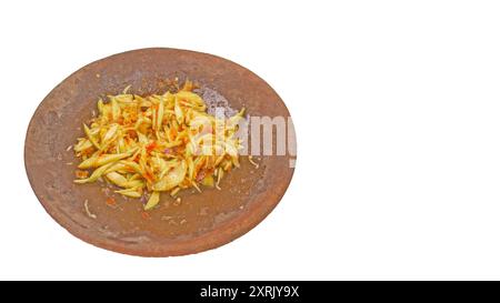 Sambal Mangga oder Chili Sauce gemischt mit geschnittenen jungen Manggofrüchten servieren Sie auf traditionellem Mörtel und Pistill isolierten Hintergrund. Authentisch typisch für in Stockfoto