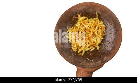 Sambal Mangga oder Chili Sauce gemischt mit geschnittenen jungen Manggofrüchten servieren Sie auf traditionellem Mörtel und Pistill isolierten Hintergrund. Authentisch typisch für in Stockfoto