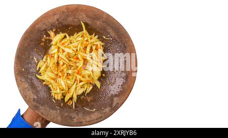 Sambal Mangga oder Chili Sauce gemischt mit geschnittenen jungen Manggofrüchten servieren Sie auf traditionellem Mörtel und Pistill isolierten Hintergrund. Authentisch typisch für in Stockfoto