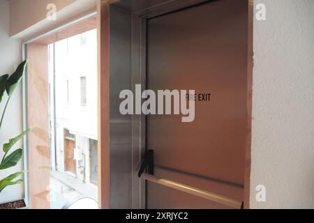 Notausgangstür in einem Gebäude. Stockfoto