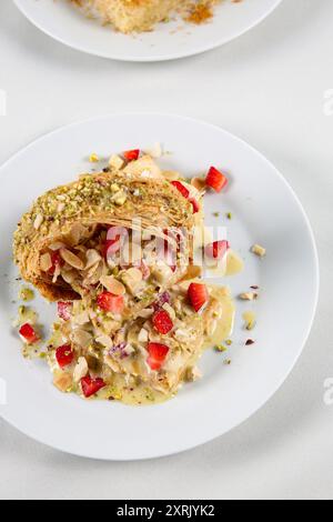 Libanesisches süßes Dessert Osmaliyah, Othmaliya, Osmalieh, Othmaliye mit Qashta, Kaschta, Palästinenser, iftar Suhoor Ramadan, isoliert auf weiß Stockfoto