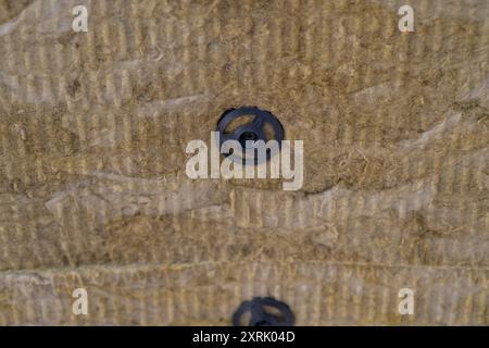 Dämmplatten aus Mineralwolle, die an der Decke verklebt wurden. Stockfoto