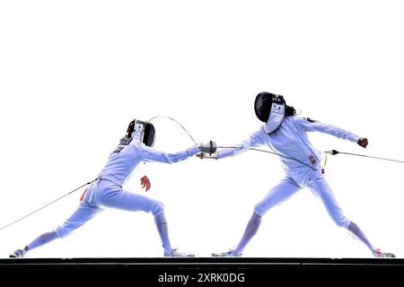 Peking, Frankreich. August 2024. Marie Oteiza (L) aus Frankreich tritt mit Elena Micheli aus Italien bei den Olympischen Spielen 2024 in Paris, Frankreich, am 10. August 2024 in der Einzel-, Halbfinale- und Fechtbonusrunde der Frauen im modernen Fünfkampf an. Quelle: Xu Chang/Xinhua/Alamy Live News Stockfoto