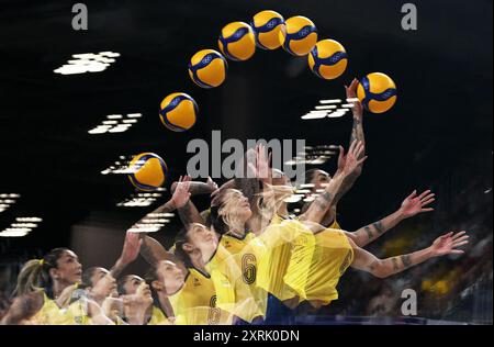 Peking, Frankreich. August 2024. Dieses mehrfach belichtete Foto zeigt Thaisa Daher de Menezes aus Brasilien, die am 10. August 2024 bei den Olympischen Spielen 2024 in Paris, Frankreich, beim Volleyball-Bronzemedaillenspiel der Frauen zwischen Brasilien und T¨¹rkiye diente. Quelle: Liu Dawei/Xinhua/Alamy Live News Stockfoto