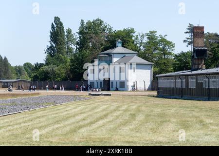 Das Haupttor oder Wachturm A und eine von fünf Kaserne des NS-Konzentrationslagers Sachsenhausen i. Stockfoto