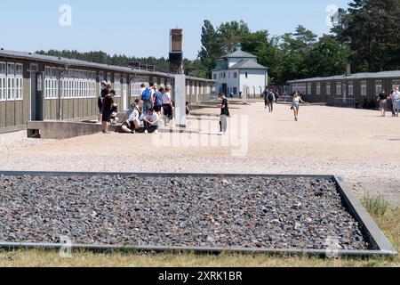 Das Haupttor oder Wachturm A und zwei von fünf Kasernen des NS-Konzentrationslagers Sachsenhausen i. Stockfoto