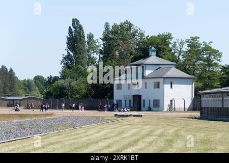 Das Haupttor oder Wachturm A und eine von fünf Kaserne des NS-Konzentrationslagers Sachsenhausen i. Stockfoto