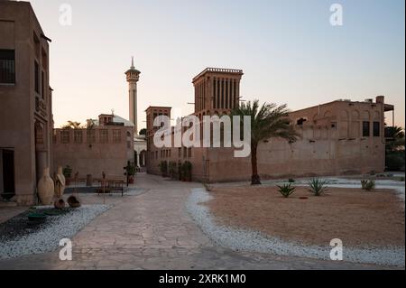 Gebäude und Moschee bei Sonnenuntergang im historischen Souk Bastakia, heute Al Fahidi Historical Neighbourhood, Dubai, VAE Stockfoto