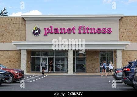 Williamsport, Usa. August 2024. Man sieht Leute, die ein Planet Fitness-Franchise betreten. Planet Fitness, Inc. Verfügt über etwa 2.400 Fitnessclubs, die für neue und ungezwungene Fitnessnutzer geeignet sind. Quelle: SOPA Images Limited/Alamy Live News Stockfoto