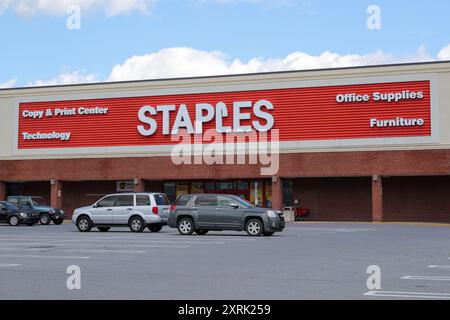 Williamsport, Usa. August 2024. Das Staples Logo befindet sich über dem Eingang zu einem seiner Geschäfte. Staples, Inc. Ist ein privates Einzelhandelsunternehmen für Bürobedarf mit Hauptsitz in Framingham, Massachusetts. Quelle: SOPA Images Limited/Alamy Live News Stockfoto