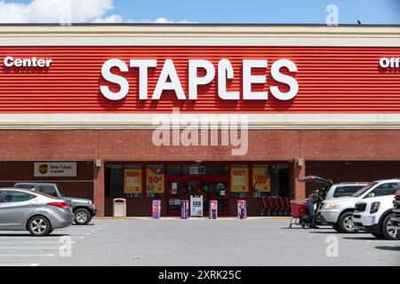 Williamsport, Usa. August 2024. Das Staples Logo befindet sich über dem Eingang zu einem seiner Geschäfte. Staples, Inc. Ist ein privates Einzelhandelsunternehmen für Bürobedarf mit Hauptsitz in Framingham, Massachusetts. Quelle: SOPA Images Limited/Alamy Live News Stockfoto