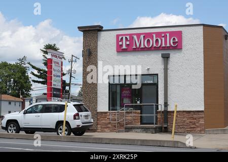 Williamsport, Usa. August 2024. Außenansicht eines T-Mobile Stores. T-Mobile ist nach Verizon und AT&T. der drittgrößte Mobilfunkanbieter in den USA Quelle: SOPA Images Limited/Alamy Live News Stockfoto