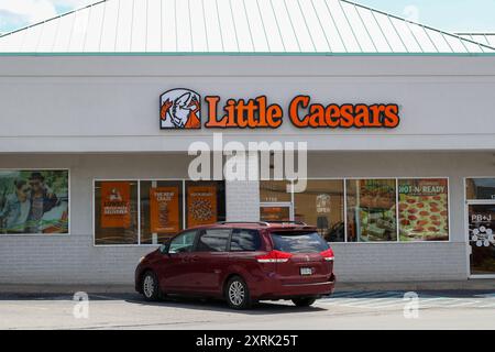 Williamsport, Usa. August 2024. Ein Blick von außen auf ein kleines Caesars Pizzarestaurant. Little Caesars ist eine multinationale amerikanische Pizzeria-Kette mit Hauptsitz in Detroit, Michigan. Quelle: SOPA Images Limited/Alamy Live News Stockfoto