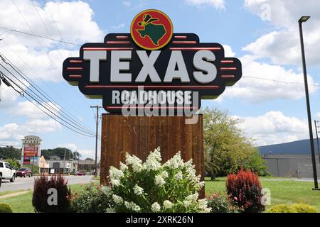 Williamsport, Usa. August 2024. Das Texas Roadhouse-Logo befindet sich auf einem Schild vor einem seiner Restaurants. Texas Roadhouse ist eine amerikanische Steakhouse-Kette mit 620 Restaurants in den USA. Quelle: SOPA Images Limited/Alamy Live News Stockfoto