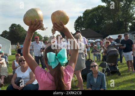 Dorffest und fest, Teenager-Mädchen mit Best in Show Riesenzwiebeln. Sie werden versteigert, das Geld aus der Auktion geht an den Kirchenfonds, 2017 2010er Cudham, Kent UK HOMER SYKES Stockfoto