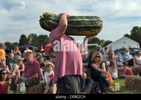 Village Show, der schwerste Wettbewerb für hausgemachte Gemüse auf dem Dorffest der 2010er Jahre in Großbritannien. Cudham veranstaltet eine der ältesten Dorfvorstellungen und Feste aus viktorianischer Zeit, die jährlich am Montag der Bank im August stattfinden. Cudham, Kent, England, 28. August 2017 HOMER SYKES Stockfoto