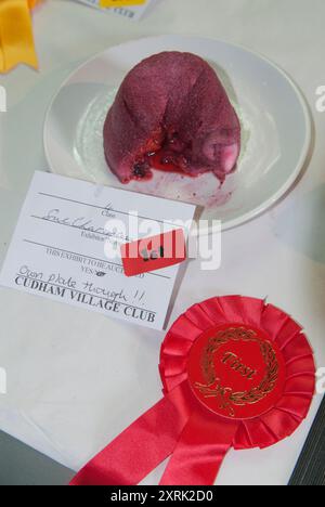 Pudding-Wettbewerb im Sommer. Sommerfest im Dorf, erster Preis beim Summer Fruit Pudding Competition geht an Sue Charman, obwohl sie ihren „eigenen Teller“ benutzt hat! Ausgestellt in der Dorfkirche St. Peter und St. Paul. Cudham, Kent, England, 28. August 2017 2010S HOMER SYKES Stockfoto