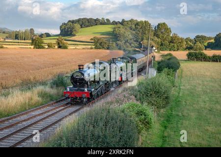 Die Dampflokomotiven Betton Grange und Witherslack Hall erreichen Williton in der Abendsonne Stockfoto