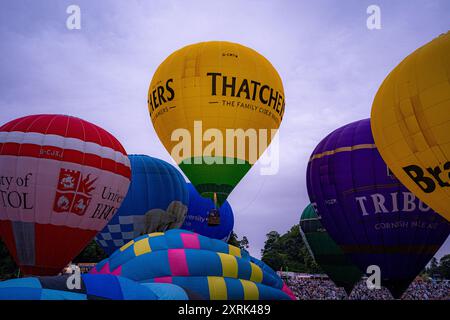 Heißluftballons starten am 46. Bristol International Balloon Fiesta, einem jährlichen kostenlosen Heißluftballonfest, das die größte Veranstaltung dieser Art in Europa ist und am Wochenende in Bristol stattfindet. Bilddatum: Sonntag, 11. August 2024. Stockfoto