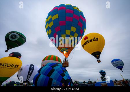 Heißluftballons starten am 46. Bristol International Balloon Fiesta, einem jährlichen kostenlosen Heißluftballonfest, das die größte Veranstaltung dieser Art in Europa ist und am Wochenende in Bristol stattfindet. Bilddatum: Sonntag, 11. August 2024. Stockfoto