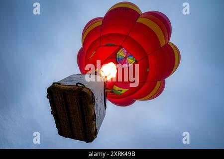 Heißluftballons starten am 46. Bristol International Balloon Fiesta, einem jährlichen kostenlosen Heißluftballonfest, das die größte Veranstaltung dieser Art in Europa ist und am Wochenende in Bristol stattfindet. Bilddatum: Sonntag, 11. August 2024. Stockfoto