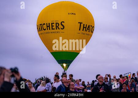 Heißluftballons starten am 46. Bristol International Balloon Fiesta, einem jährlichen kostenlosen Heißluftballonfest, das die größte Veranstaltung dieser Art in Europa ist und am Wochenende in Bristol stattfindet. Bilddatum: Sonntag, 11. August 2024. Stockfoto