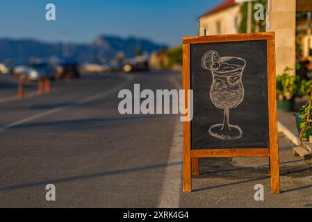 Holzwerbung für ein Fischrestaurant an der Hauptstraße von Trpanj Kroatien Stockfoto