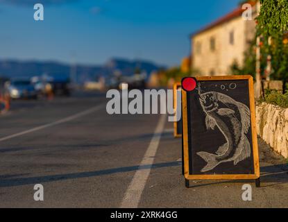 Holzwerbung für ein Fischrestaurant an der Hauptstraße von Trpanj Kroatien Stockfoto