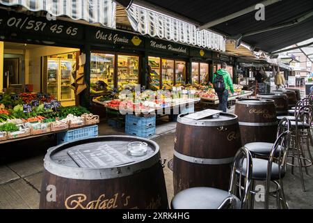 WIEN, ÖSTERREICH - 22. MAI 2019: Das sind die Gemüsetheken und das Café des berühmten Naschmarktes im Frühlingsregen. Stockfoto