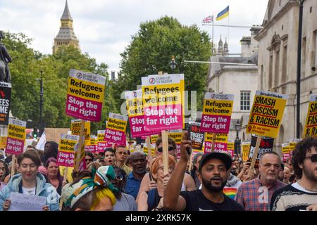 London, Großbritannien. August 2024. Demonstranten marschieren in Westminster gegen Nigel Farage und die extreme Rechte. Der marsch ist Teil der anhaltenden Proteste gegen die extreme Rechte, Faschismus und Rassismus nach den Unruhen gegen die Einwanderung, die im Vereinigten Königreich herrschten. Quelle: Vuk Valcic/Alamy Live News Stockfoto