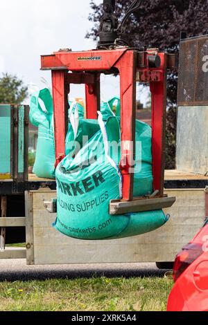 Lieferung von einem großen Lkw, MOT-Kalkstein-Kies für Reparaturen an der Auffahrt, Sommer 2024, Großbritannien Stockfoto
