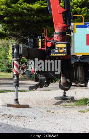 Lieferung von einem großen Lkw, MOT-Kalkstein-Kies für Reparaturen an der Auffahrt, Sommer 2024, Großbritannien Stockfoto