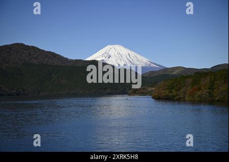 Landschaft mit malerischem Blick auf den Fuji vom Ashinoko See in Kanagawa, Japan. Stockfoto