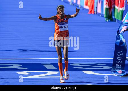 Paris, Frankreich. August 2024. PARIS, FRANKREICH - 11. AUGUST: Sifan Hassan aus den Niederlanden feiert das Finale und gewinnt eine Goldmedaille, während sie am 16. Tag des Athletik-Marathons - Olympischen Spiele Paris 2024 in der Esplanade des Invalides am 11. August 2024 in Paris einen neuen Olympischen Rekord aufstellte. (Foto von Andre Weening/Orange Pictures) Credit: Orange Pics BV/Alamy Live News Stockfoto