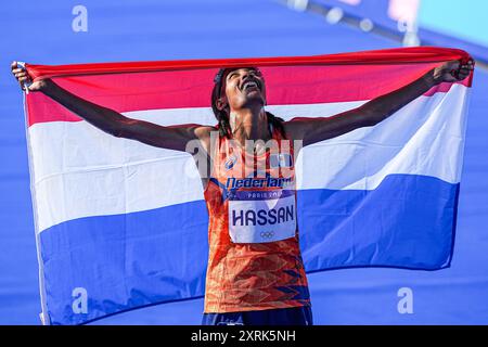 Paris, Frankreich. August 2024. PARIS, FRANKREICH - 11. AUGUST: Sifan Hassan aus den Niederlanden feiert mit niederländischer Flagge, als sie am 11. August an der Esplanade des Invalides am 16. Tag des Athletik-Marathons - Olympischen Spiele Paris 2024 in Paris eine Goldmedaille gewinnt. 2024 in Paris, Frankreich. (Foto von Andre Weening/Orange Pictures) Credit: Orange Pics BV/Alamy Live News Stockfoto