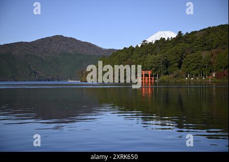 Landschaft mit malerischem Blick auf den Hakone-jinja-Schrein, das rote Torii-Tor des legendären Mount Fuji vom Ashinoko-See in Kanagawa, Japan. Stockfoto